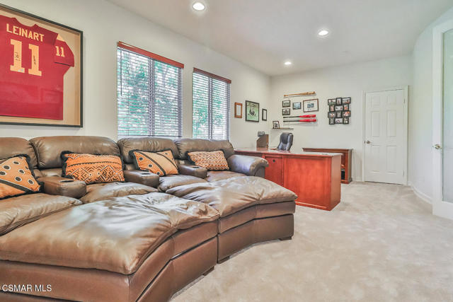 2589 Featherwood Street, Westlake Village CA: https://media.crmls.org/mediaz/809e0378-29d9-4256-84bc-a082a116ee74.jpg