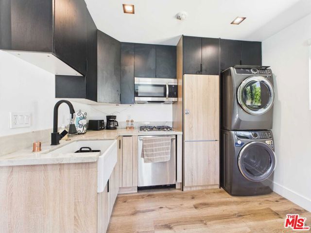 5109 Longridge Avenue, Sherman Oaks CA: https://media.crmls.org/mediaz/809e3fe2-44ee-4ef8-8e0b-dce1b5cea3de.jpg