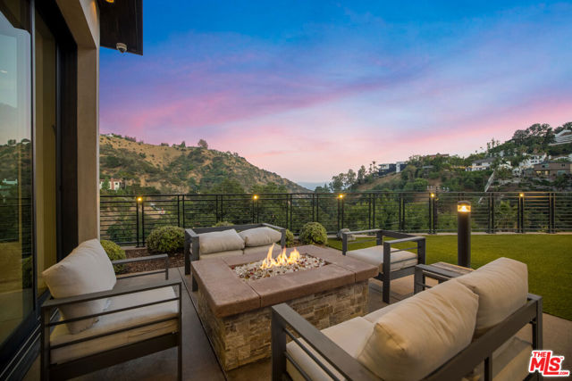 2501 Zorada Drive, Los Angeles CA: https://media.crmls.org/mediaz/809f5af3-0a15-4551-9b5a-bf5b189068ec.jpg