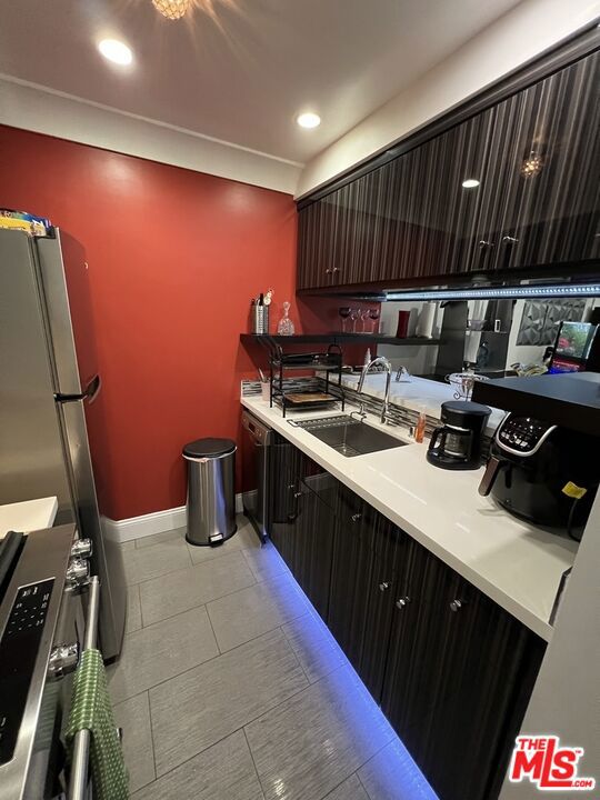 950 N Kings Road, West Hollywood CA: https://media.crmls.org/mediaz/809fb661-6eab-4a33-81ec-115534d9eb56.jpg