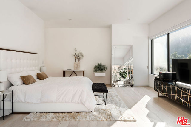 2048 N Beverly Drive, Beverly Hills CA: https://media.crmls.org/mediaz/80a030d0-e4ce-4097-971f-ca9e2009a2a6.jpg