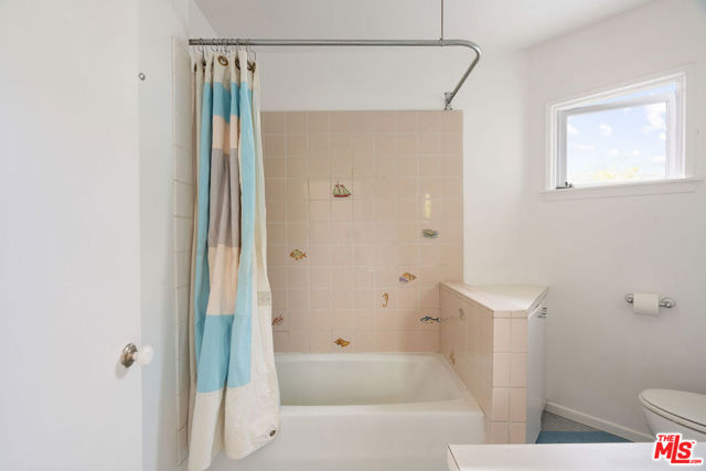 729 Superba Avenue, Venice CA: https://media.crmls.org/mediaz/80a07b54-ff8f-4c4f-a385-44e186551711.jpg