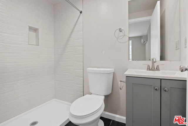 2370 Lime Avenue, Long Beach CA: https://media.crmls.org/mediaz/80a0c9d4-3987-4b62-aee7-049335de2713.jpg