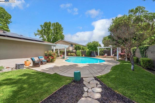 5204 Hummingbird Rd, Pleasanton CA: https://media.crmls.org/mediaz/80a245d9-946f-4cf3-9e97-58e03be0c404.jpg