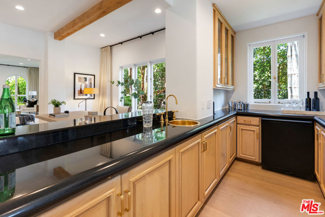 812 N Bedford Drive, Beverly Hills CA: https://media.crmls.org/mediaz/80a2cb87-1109-44aa-a954-7a7da514bdc0.jpg