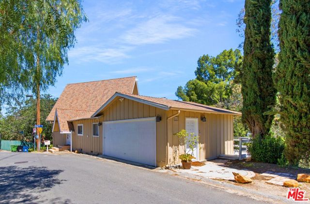 4236 Ensenada Drive, Woodland Hills CA: https://media.crmls.org/mediaz/80a2f07c-bf86-41a6-878b-37d215305f5e.jpg