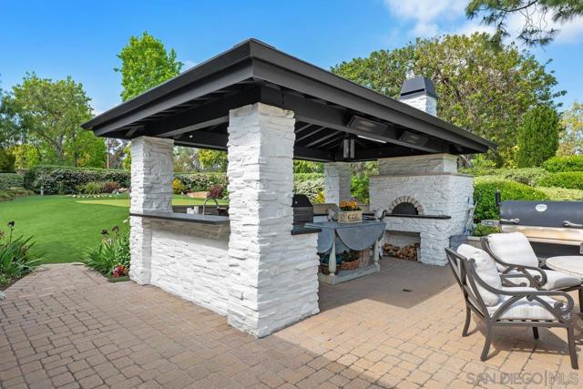 6351 Lago Lindo, Rancho Santa Fe CA: https://media.crmls.org/mediaz/80a3d8ba-ea99-47d2-8c67-b200a3eb392d.jpg