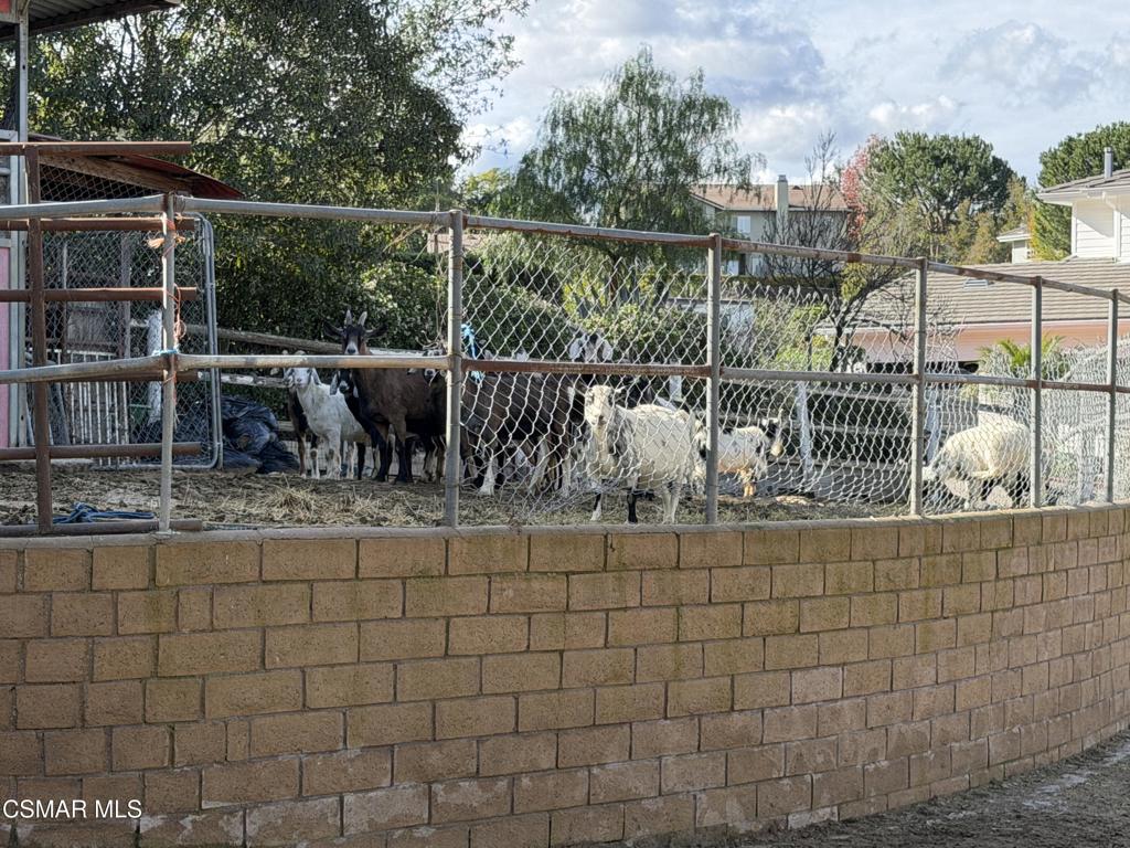 https://media.crmls.org/mediaz/80a4c232-008c-4867-acf0-e37a1231cfcd.jpg?preset=X-Large