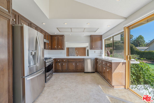 1943 Stonesgate Street, Westlake Village CA: https://media.crmls.org/mediaz/80a642d4-8c1d-465a-9471-54f91435e95d.jpg