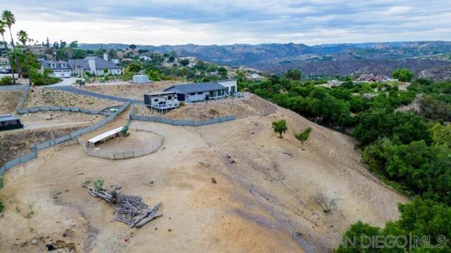 1615 Vista Del Lago, Fallbrook CA: https://media.crmls.org/mediaz/80a64a01-4a02-4b43-ad94-465d59847f20.jpg
