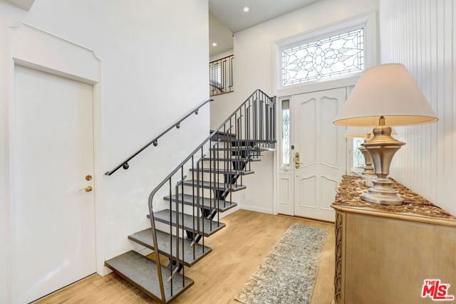 6409 Graves Avenue, Lake Balboa CA: https://media.crmls.org/mediaz/80a6ea8f-a46c-4fa0-8eb9-9e44df1d3b05.jpg