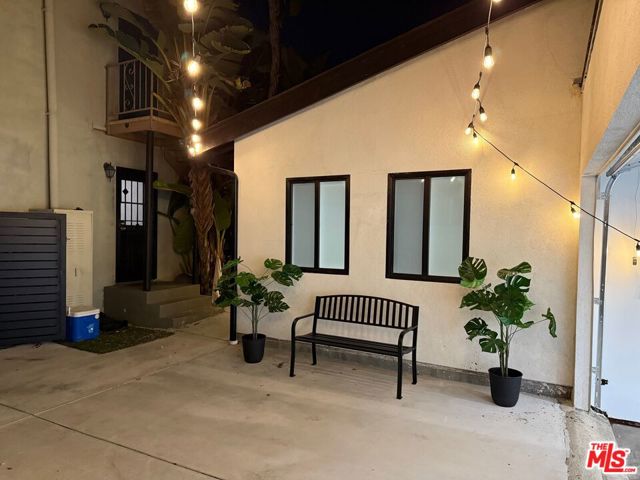 1282 1/2 S Highland Avenue, Los Angeles CA: https://media.crmls.org/mediaz/80a71413-c6f1-4c03-9c44-81a8744ab831.jpg