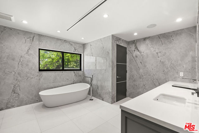 4423 Bergamo Drive, Encino CA: https://media.crmls.org/mediaz/80a731e9-32e3-40a1-bb0c-75745bffdb91.jpg