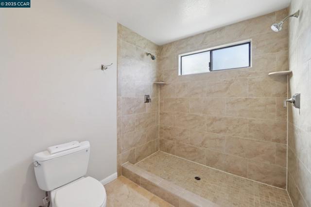 20 Broadmoor St, Moraga CA: https://media.crmls.org/mediaz/80a7480b-ed0a-49d8-8727-d22b4e77d8a7.jpg