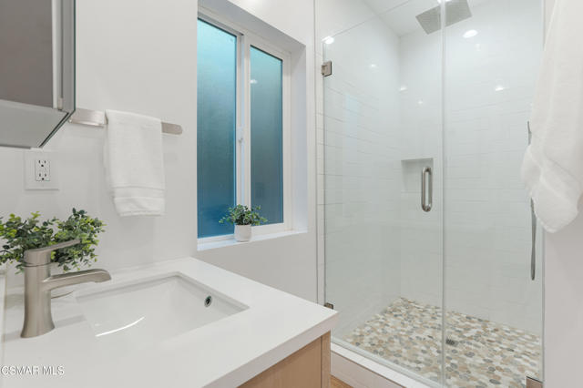 568 Bristol Avenue, Simi Valley CA: https://media.crmls.org/mediaz/80a79ba4-553d-419d-8a2b-47cd9cc3383a.jpg