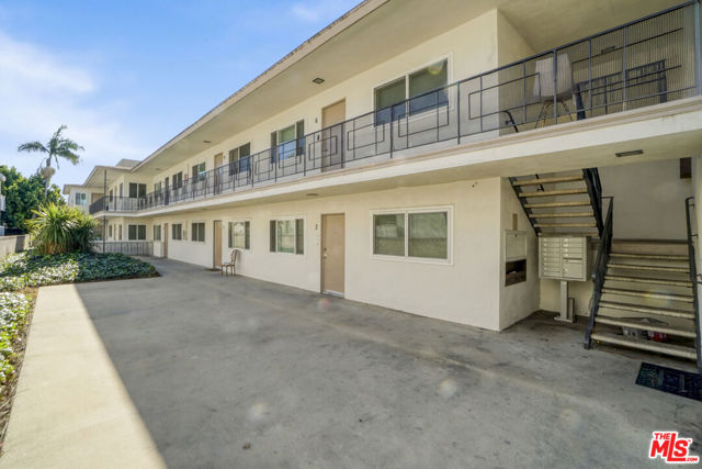 212 E Tamarack Avenue, Inglewood CA: https://media.crmls.org/mediaz/80a7bf32-9c48-4686-80ee-5b9a35270821.jpg
