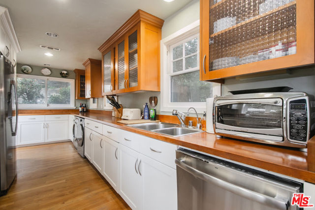 13384 Contour Drive, Sherman Oaks CA: https://media.crmls.org/mediaz/80a7e343-7ca1-439f-bb4b-656d0cd56604.jpg