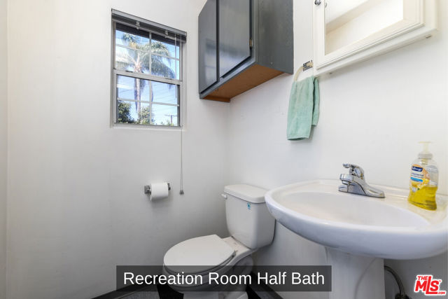 850 N Kenwood Street, Burbank CA: https://media.crmls.org/mediaz/80a87517-4ff8-4360-9dd8-a01c9bc85ab9.jpg