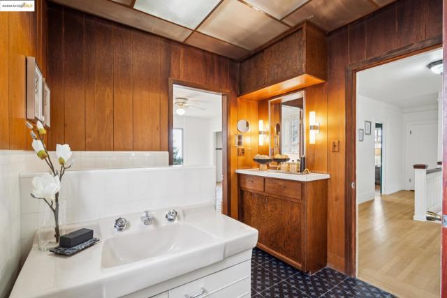 80 Oak Ridge Rd, Berkeley CA: https://media.crmls.org/mediaz/80a8e970-21b5-45b0-af38-3d464a49bb35.jpg