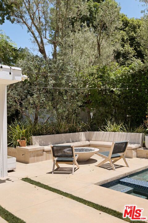 3366 Mandeville Canyon Road, Los Angeles CA: https://media.crmls.org/mediaz/80a919ba-ddb9-4454-83d4-e03eaba3c45a.jpg