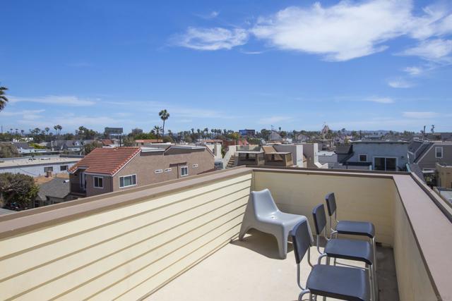 728 Jamaica Ct, San Diego CA: https://media.crmls.org/mediaz/80a9eeda-2019-4036-94ef-aa99102cb483.jpg