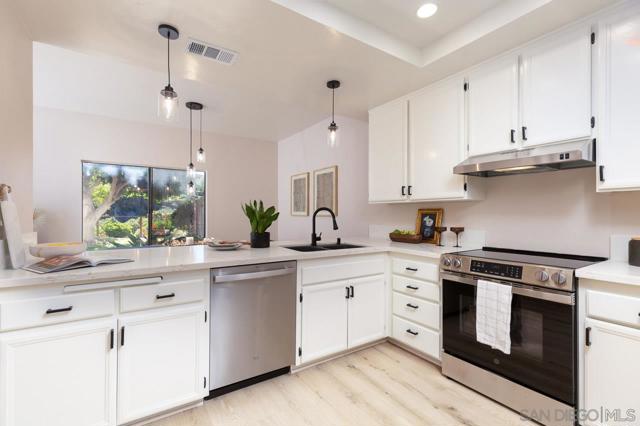 3618 Milford Place, Carlsbad CA: https://media.crmls.org/mediaz/80aa2ada-ce71-48fb-8fad-fb483ecc25f4.jpg