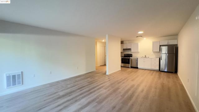 425 Orange Street, Oakland CA: https://media.crmls.org/mediaz/80aa42e6-0b6d-4892-8a7d-03dcc8d8ef29.jpg