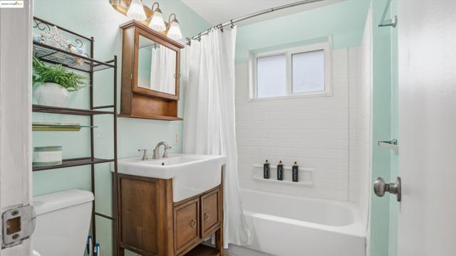 5372 Tule Tree Ln, Oakley CA: https://media.crmls.org/mediaz/80aa836f-2a96-46ec-b8ec-845bb8e545d8.jpg