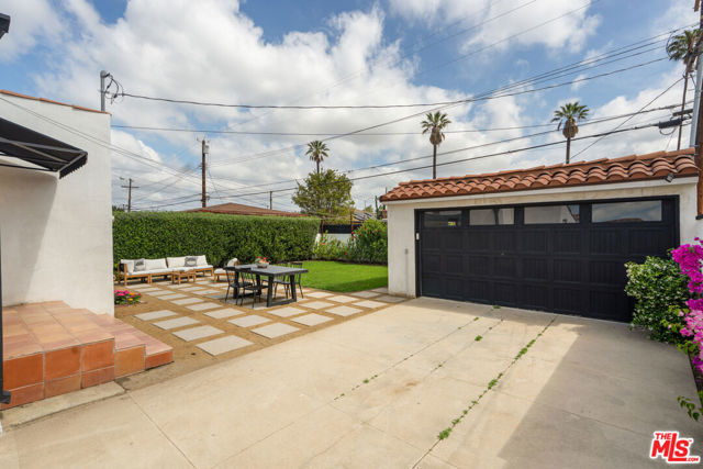 3928 S Bronson Avenue, Los Angeles CA: https://media.crmls.org/mediaz/80aac34c-a444-4939-9846-d76c2b6f4c86.jpg
