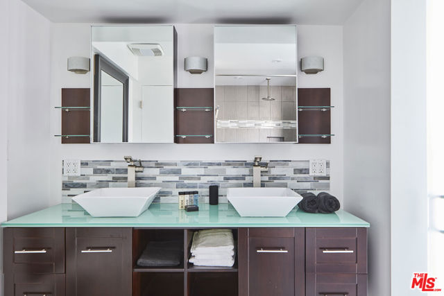 5515 Pacific Avenue, Marina del Rey CA: https://media.crmls.org/mediaz/80ab1814-5ec1-4ebe-9faf-3db840f22d18.jpg