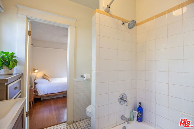 732 N Toledo Walk, Long Beach CA: https://media.crmls.org/mediaz/80ac451d-dec0-44ca-8cc0-f4e87303315b.jpg