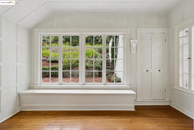 618 Boulevard Way, Piedmont CA: https://media.crmls.org/mediaz/80ad6fb4-96e6-4f56-93e5-2e7348b15e39.jpg
