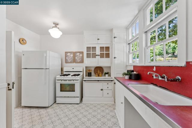 Image 14 of 48 For 2450 Hillside Ave