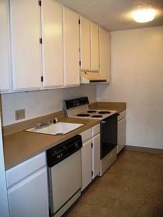 2225 Woodside Street,  CA: https://media.crmls.org/mediaz/80aec4f2-9d33-4941-9472-062bddd45a45.jpg