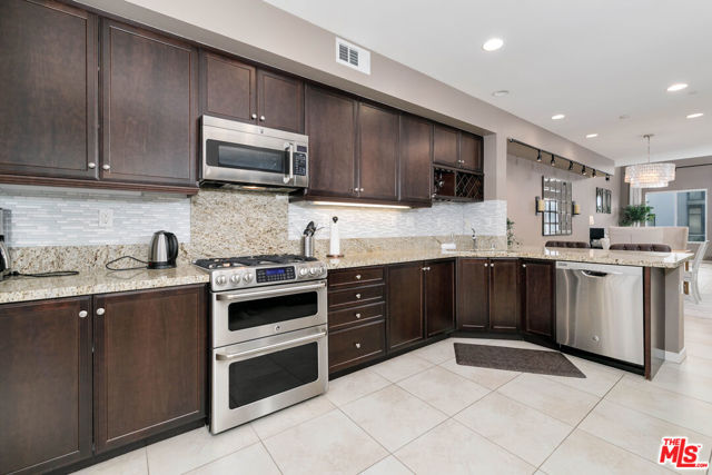 507 Rockefeller, Irvine CA: https://media.crmls.org/mediaz/80aed6b1-d4e3-46df-a7e7-0d17a80d0812.jpg