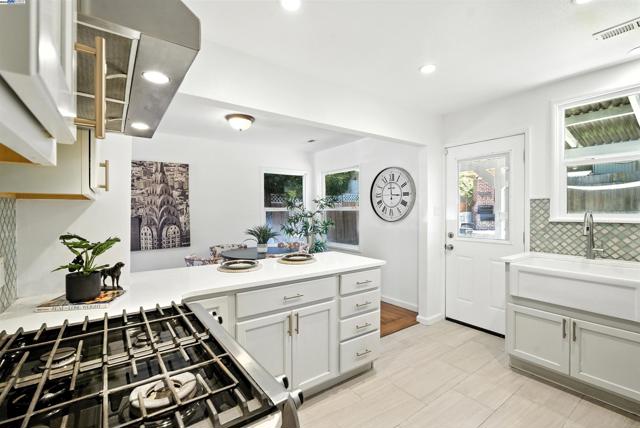 4030 Edwards Ave, Oakland CA: https://media.crmls.org/mediaz/80afbdee-24fa-4151-87d7-851d4a74b082.jpg
