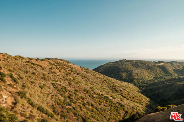 3029 Sequit Drive, Malibu CA: https://media.crmls.org/mediaz/80b003ab-645d-4528-b1fa-e862af2d8eb5.jpg