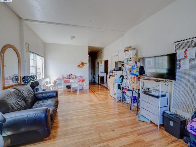 1437 25Th Ave, Oakland CA: https://media.crmls.org/mediaz/80b0623e-905f-4619-8cfc-2a44f26083c2.jpg