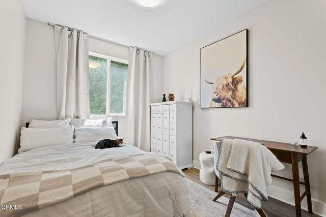 5664 Hazeltine Avenue, Sherman Oaks CA: https://media.crmls.org/mediaz/80b07232-9117-441f-9260-36b2c5183637.jpg