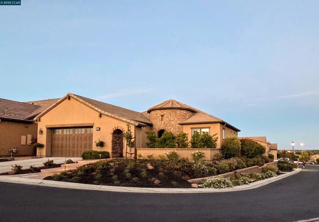 1735 Veneto Ln, Brentwood CA: https://media.crmls.org/mediaz/80b17057-8b15-4a39-b65a-2c3a4c449645.jpg