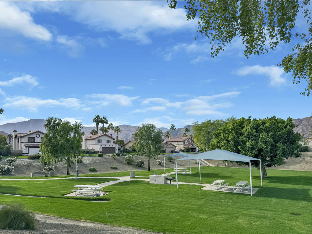https://media.crmls.org/mediaz/80b25548-069e-457a-82bd-71d988ee1668.jpg?preset=X-Large
