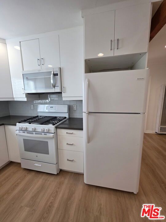 626 Broadway Street, Venice CA: https://media.crmls.org/mediaz/80b398c8-fa0b-4a8f-bcc4-4b279255ab91.jpg