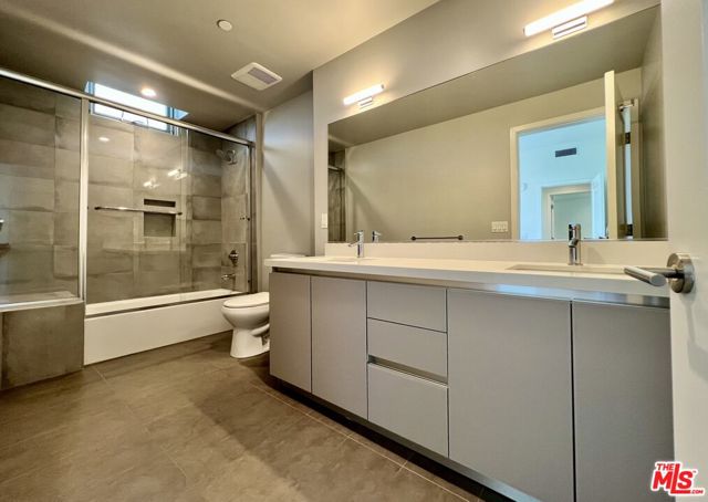 8017 W NORTON Avenue, West Hollywood CA: https://media.crmls.org/mediaz/80b3a7b0-b0f6-4951-94af-66571deb9d56.jpg