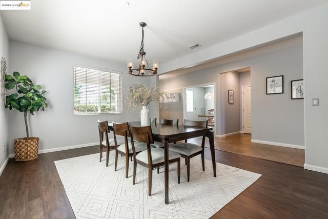 719 Monte Verde Ln, Brentwood CA: https://media.crmls.org/mediaz/80b54e32-bbd4-4801-a45a-1fc523be3bca.jpg