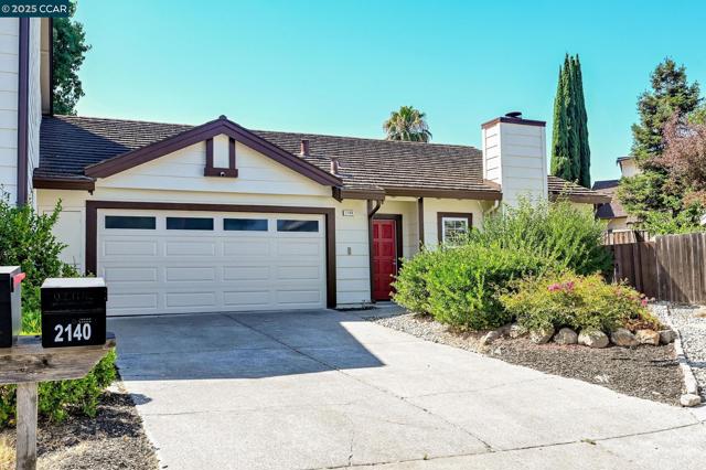 2140 Eastview Pl, Martinez CA: https://media.crmls.org/mediaz/80b64e00-3851-4df4-97ce-cc9f8d4b8f32.jpg