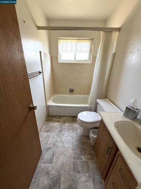 1630 Nicholas Dr, Concord CA: https://media.crmls.org/mediaz/80b97fb9-3a33-4100-ac6d-4531b5f253cb.jpg