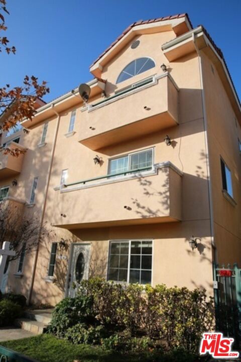 821 S Gramercy Place, Los Angeles CA: https://media.crmls.org/mediaz/80ba67e5-117c-4c97-a005-5259eceaea09.jpg