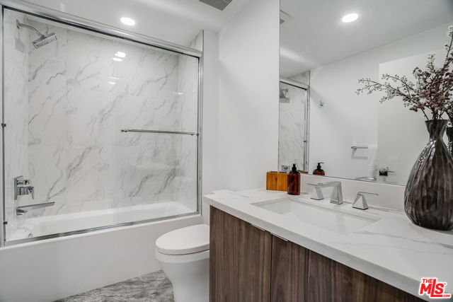 1021 S Shenandoah Street, Los Angeles CA: https://media.crmls.org/mediaz/80ba79ca-995e-4905-beb3-8d1bc104c838.jpg