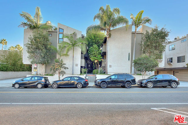 5920 Chula Vista Way, Los Angeles CA: https://media.crmls.org/mediaz/80bb5c50-3aad-4394-a7de-8d8062fd918c.jpg