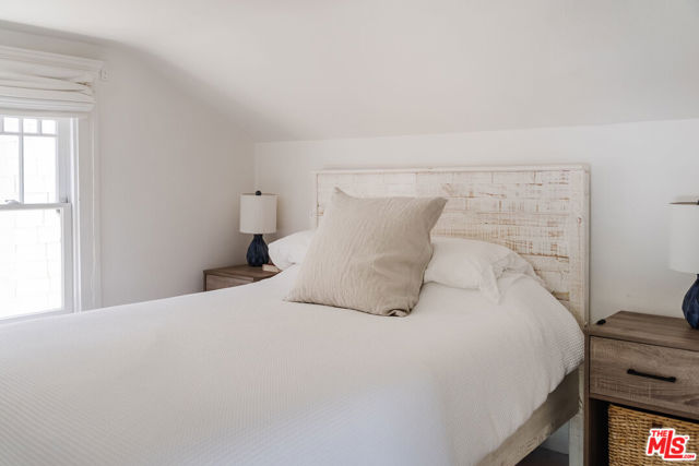 224 San Juan Avenue, Venice CA: https://media.crmls.org/mediaz/80bb9f47-3fb6-43d0-83e0-39dacc784707.jpg